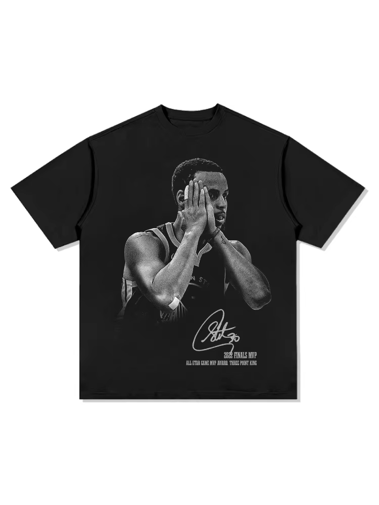 Street Fashion Pose - เสื้อยืดคอตตอนทรงหลวมพิมพ์ลายด้านหน้า ลายภาพนักกีฬาบาสเกตบอลในท่าทางการแข่งขันแบบคลาสสิก พร้อมลายเซ็นเขียนด้วยลายมือและข้อความแสดงความเกียรติ