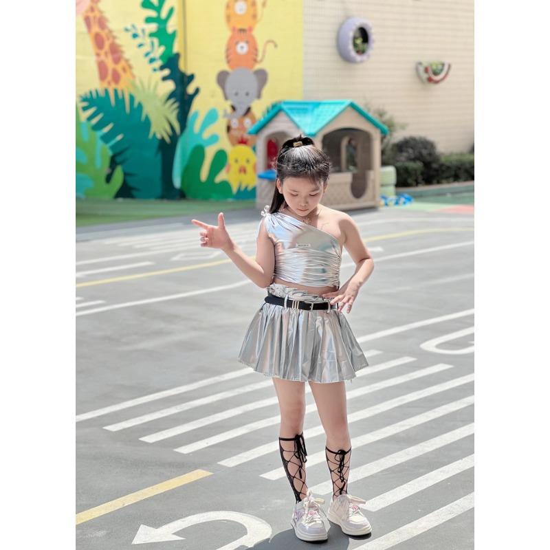 Street Fashion Outfit Girl - ชุดเต้นแจ๊สเคป๊อปสำหรับเด็กผู้หญิง เสื้อครอปสีเงิน กระโปรงจีบ ชุดแฟชั่นสำหรับงานแสดงบนรันเวย์ ชุดสตรีทเท่ๆ สไตล์สตรีทแวร์
